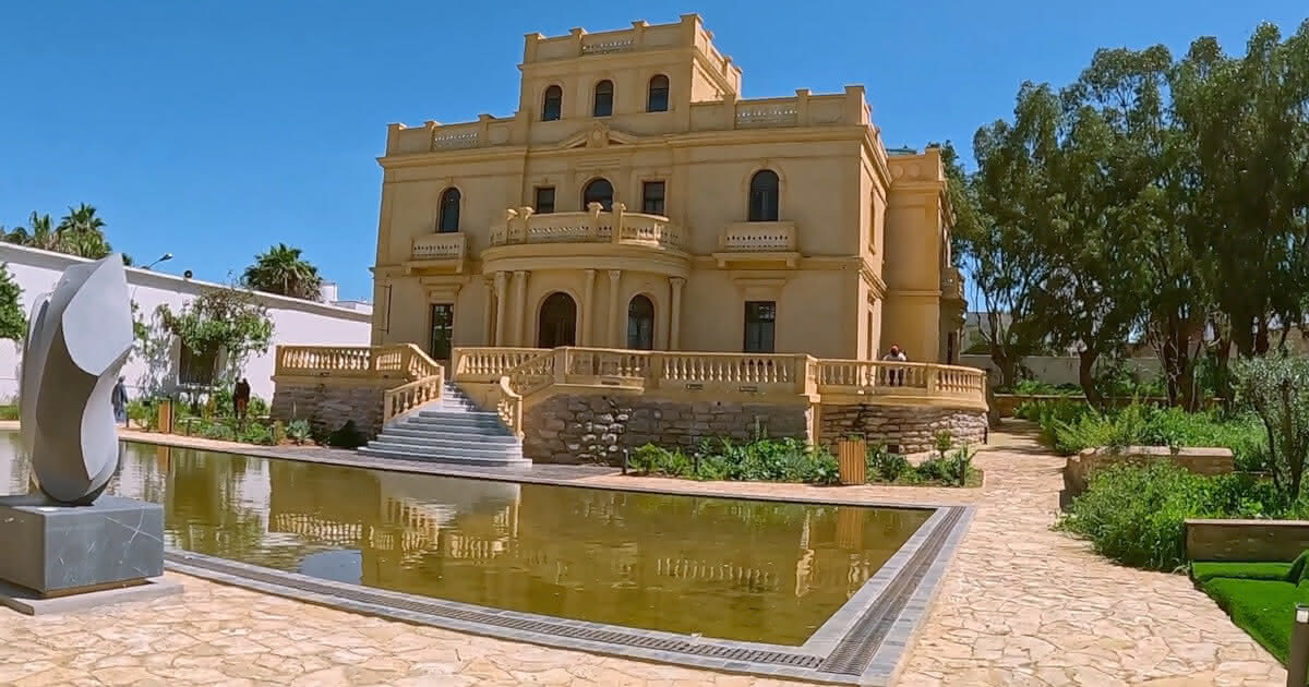 Villa Carl Ficke: Memory Museum of Casablanca Villa Carl Ficke Museum with arched façade and garden in Casablanca