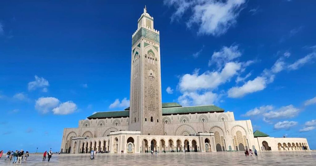 Hassan-II.-Moschee Casablanca – Minarett & Vorplatz Außenansicht der Hassan II Mosque mit Minarett und großem Platz