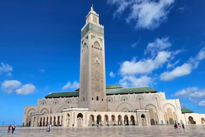 Außenansicht der Hassan II Mosque mit Minarett und großem Platz