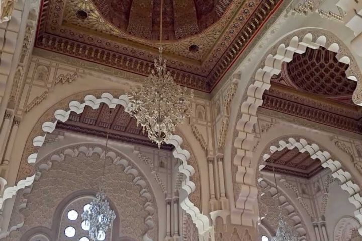 Detail der kunstvollen Decke und Bögen in der Hassan II Mosque in Casablanca