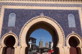 Das berühmte blaue Stadttor Bab Boujloud in Fez – ikonisches Tor auf einer Marokko Kulturreise