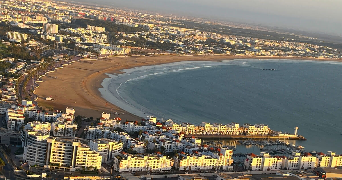 Panoramablick von der Kasbah Oufella über Agadir mit Küste, Stadt und umliegender Landschaft.