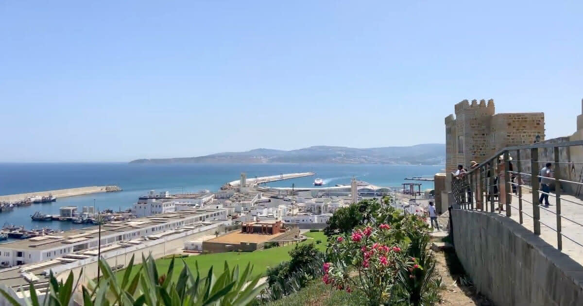 Panoramablick vom Bab el Bahr auf die Kasbah von Tanger mit Hafen, Festung, Landschaft und Gärten.