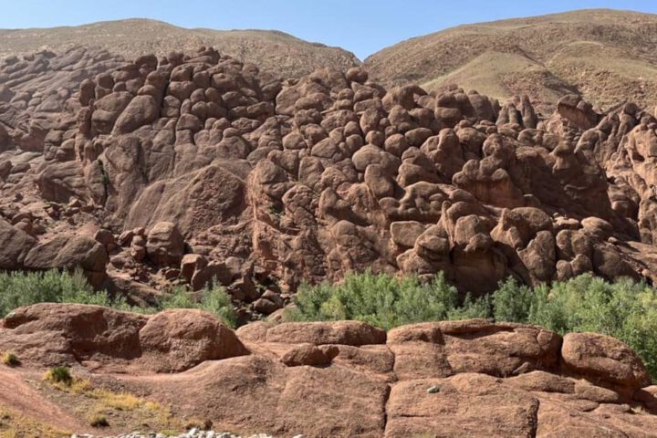 Affenfinger Felsformation im Dades-Tal Marokko mit grüner Oase im Vordergrund