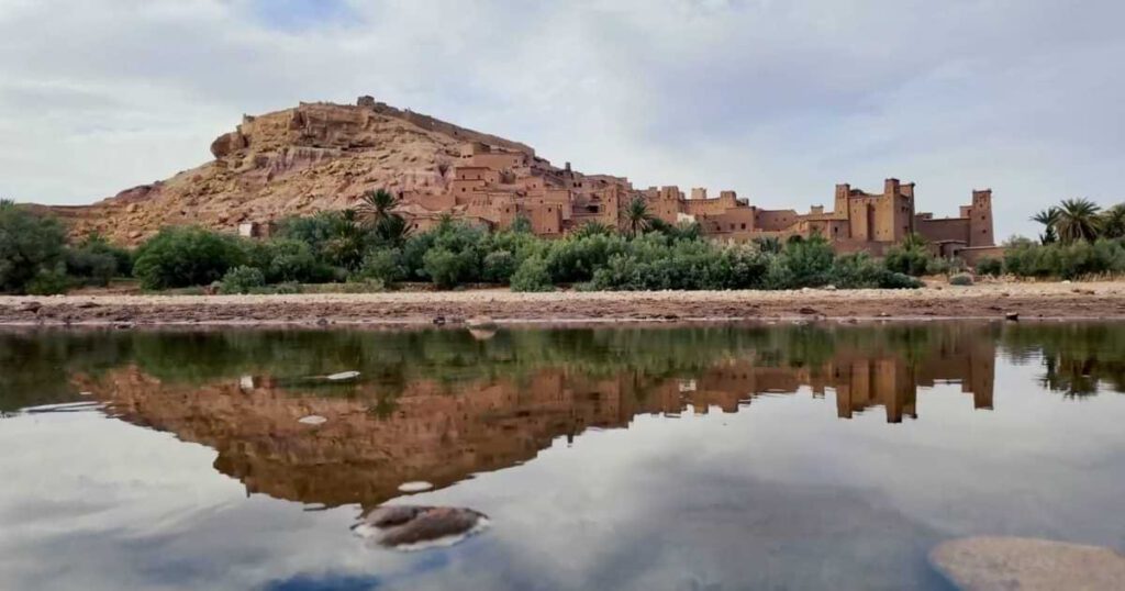 Aït Ben Haddou Kasbah mit Spiegelung im Fluss im Atlasgebirge