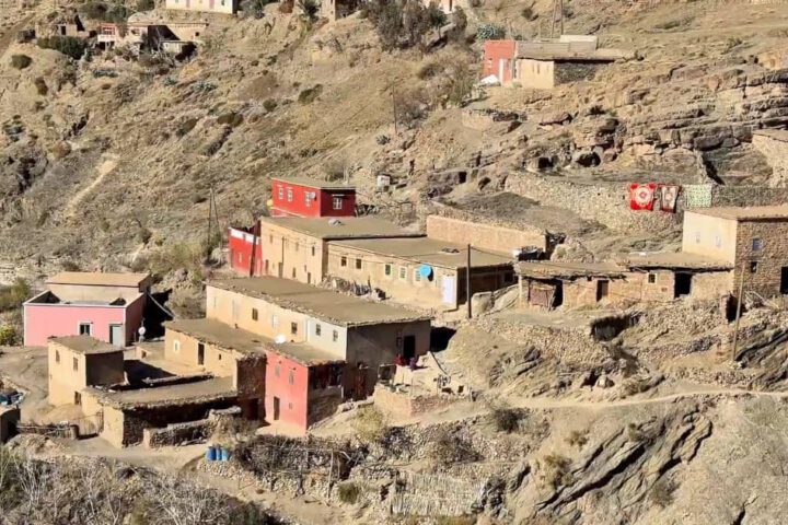 Traditionelles Amazigh-Dorf an einem Berghang im Atlasgebirge Marokkos