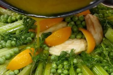 Zubereitung einer traditionellen marokkanischen Tajine mit Karden, Erbsen und Zitronen während eines Kochkurses in Casablanca.