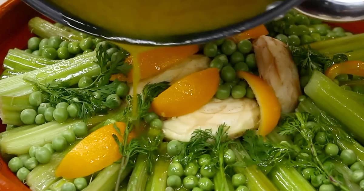 Zubereitung einer traditionellen marokkanischen Tajine mit Karden, Erbsen und Zitronen während eines Kochkurses in Casablanca.