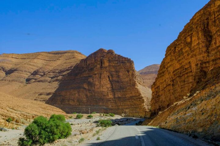 Straße durch die Dades-Schlucht in Marokko zwischen hohen Felswänden