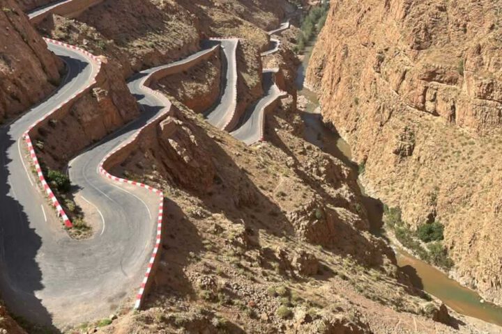 Serpentinenstraße im Dades-Tal im Atlasgebirge
