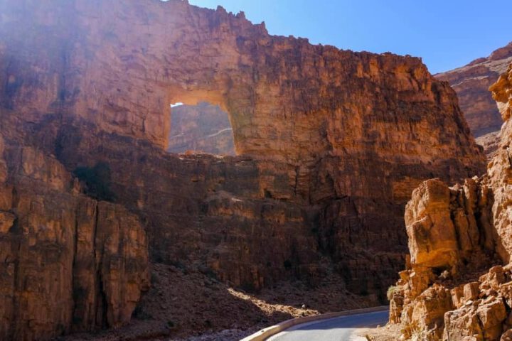 Natürlicher Felsbogen in der Dades-Schlucht Marokko mit Straße darunter