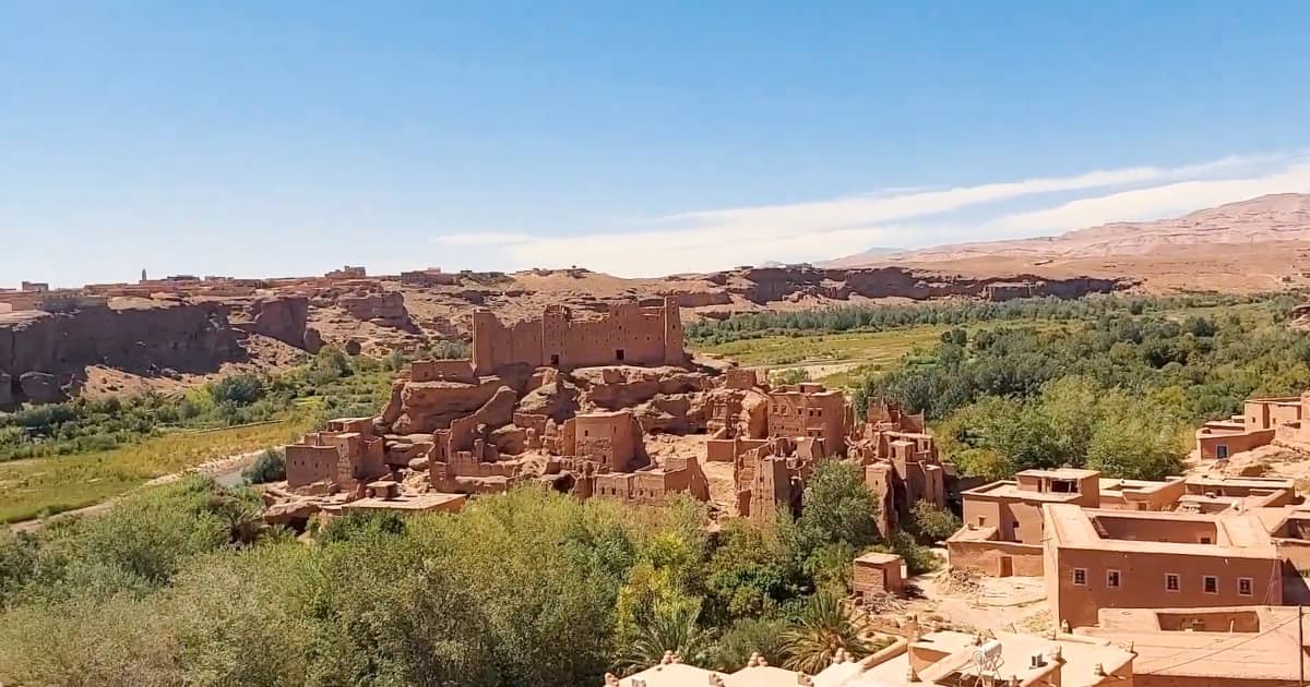 Kasbah in Kalaat M’Gouna mit grüner Oase und traditioneller Amazigh-Architektur im Süden Marokkos