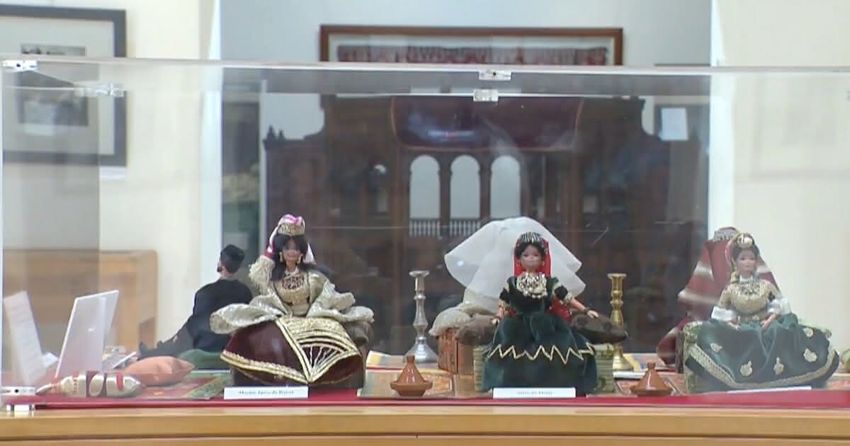 Vitrinen-Ausstellung mit traditionell gekleideten Puppen im Museum des marokkanischen Judentums in Casablanca während eines Landausflugs.