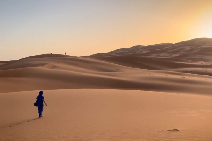 Sanddünen bei M’Hamid am Rand der Sahara mit Übergang von Oase zur Wüste