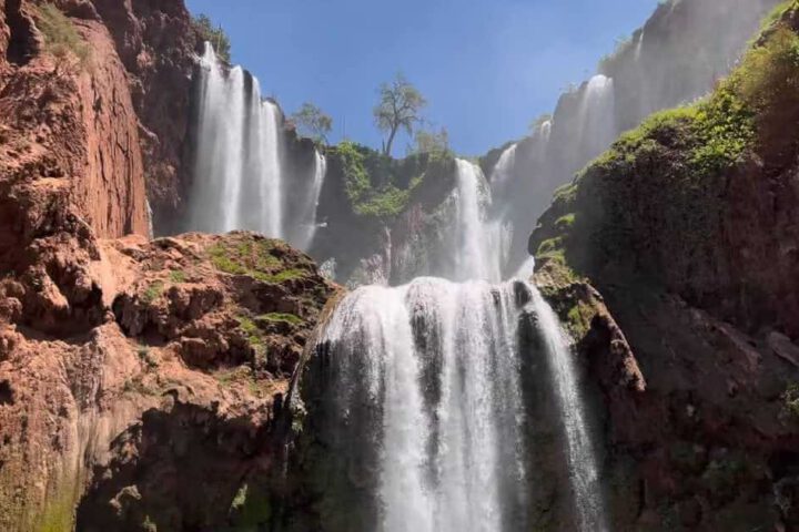 Ouzoud Wasserfälle mit mehreren Kaskaden im Atlasgebirge