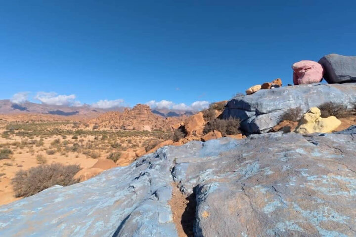 Bunte Felsen Painted Rocks bei Tafraout im Anti Atlas Marokko von Jean Verame