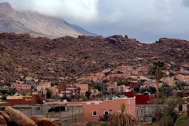 Tafraout Dorf im Anti Atlas mit rosa Granitbergen in Marokko