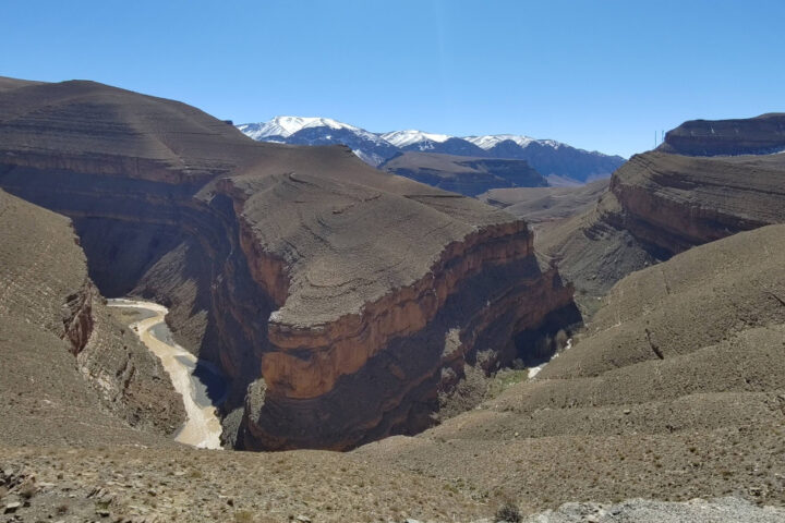 Todra-Schlucht mit Felsen und Fluss im Atlasgebirge