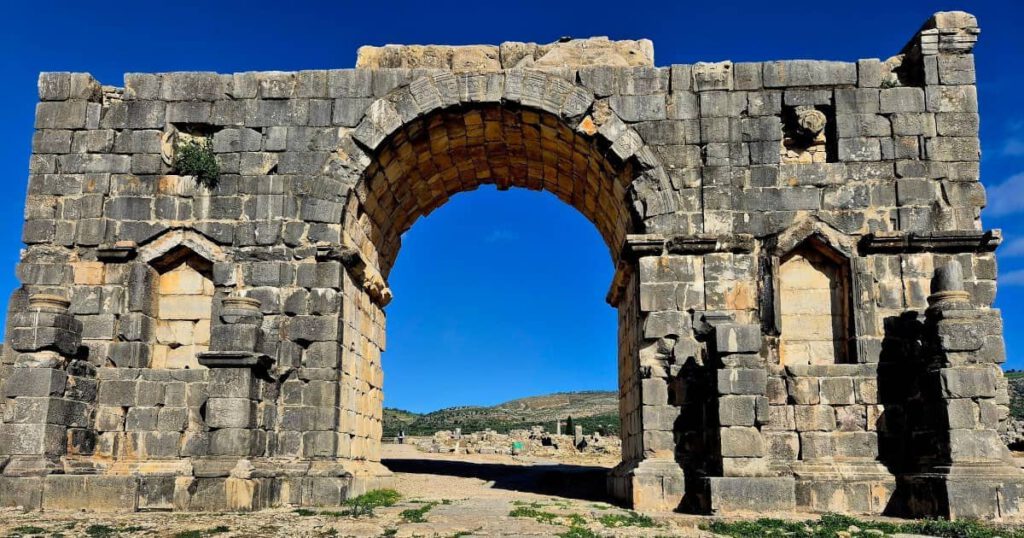 Triumphbogen des Caracalla in Volubilis Marokko, beeindruckende römische Ruinen nahe Meknes