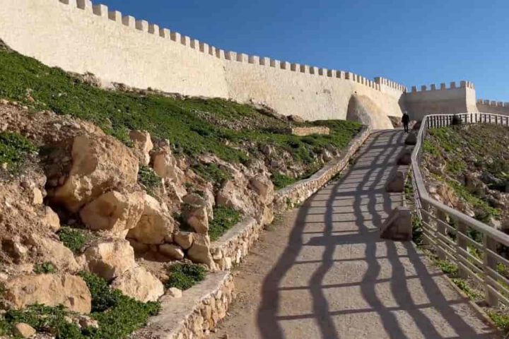 Kasbah Oufella in Agadir mit Aufgang entlang der historischen Festungsmauer und Blick über die Stadt