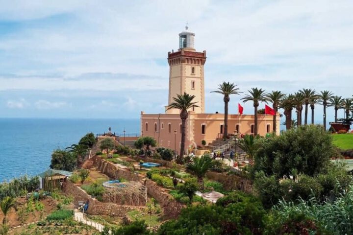 Leuchtturm von Cap Spartel bei Tanger mit Blick auf den Atlantik und Küstenlandschaft