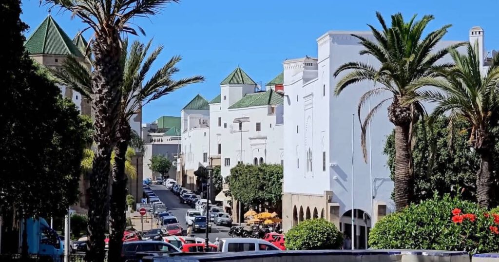 Habous Viertel Casablanca Habous-Viertel in Casablanca mit traditioneller Architektur und Palmenstraße