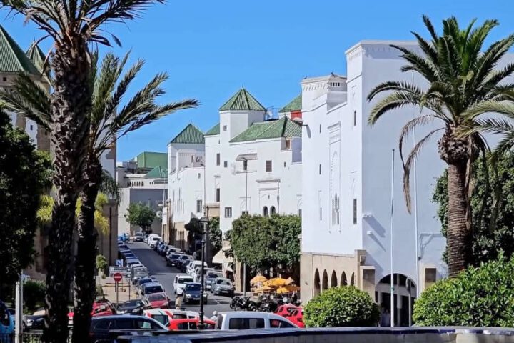 Habous-Viertel in Casablanca mit traditioneller Architektur und Palmenstraße