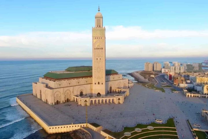 Panoramablick auf die Hassan-II.-Moschee in Casablanca mit Atlantikküste – Highlight der Kreuzfahrt-Landausflüge