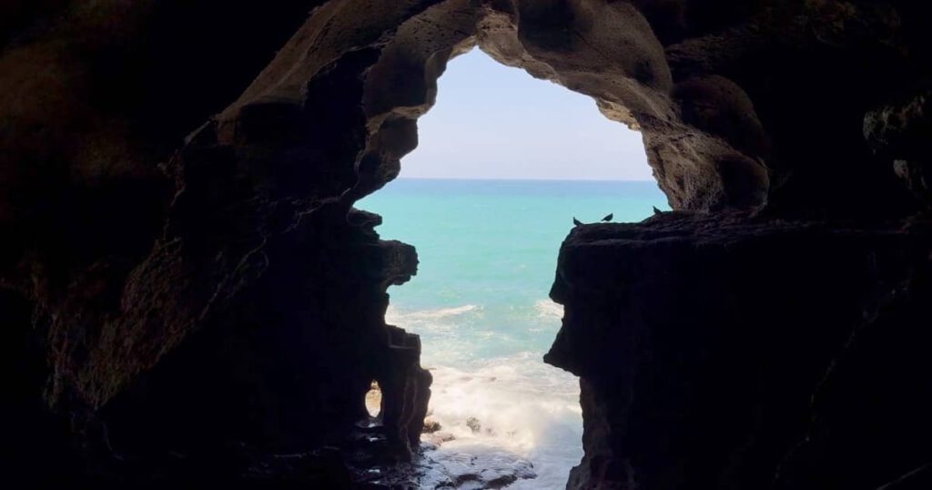 Herkuleshöhlen in Tanger mit Felsöffnung in Form Afrikas und Blick auf den Atlantik