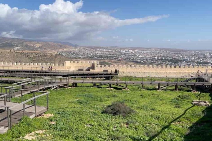 Innenbereich der Kasbah Oufella in Agadir mit restaurierten Wegen, Festungsmauern und Blick über die Stadt