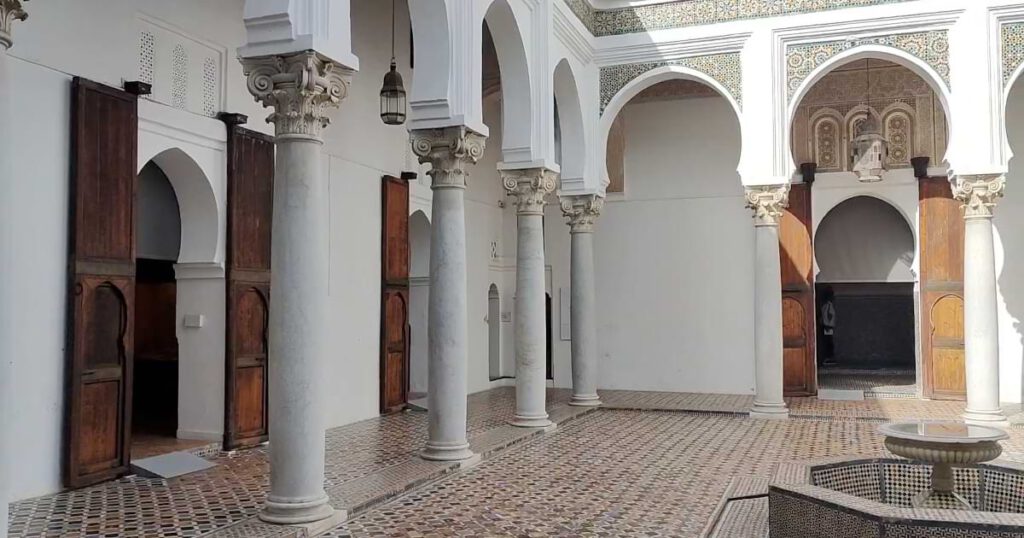 Innenhof des Kasbah Museums in Tanger mit Säulen, Bögen und traditionellem Mosaikboden