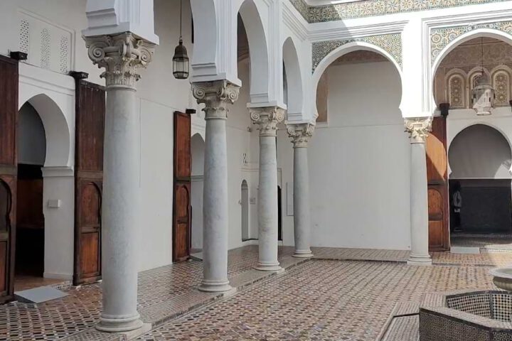 Innenhof des Kasbah Museums in Tanger mit Säulen, Bögen und traditionellem Mosaikboden