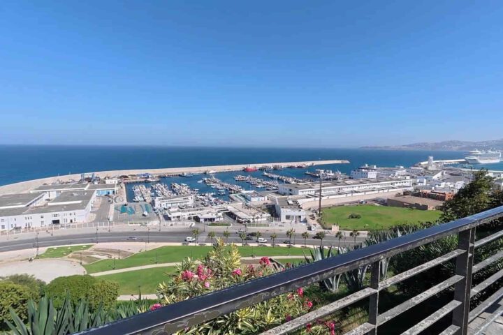 Panoramablick auf den Kreuzfahrthafen von Tanger mit Yachthafen und Küste