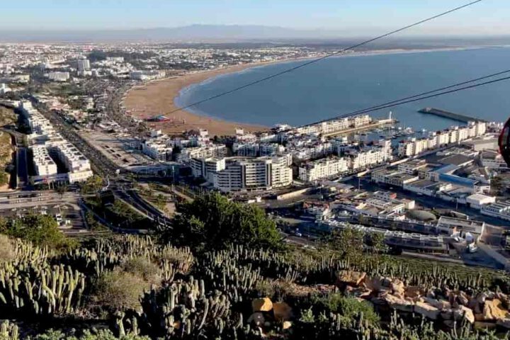 Panoramablick vom Kasbah-Hügel auf den Hafen von Agadir, die Marina, die Atlantikküste und die Stadt – Landausflüge in Marokko