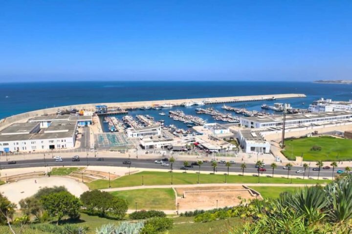 Panoramablick über den Hafen von Tanger mit Marina, Meer und Küstenlandschaft