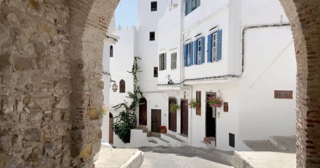 Traditionelle Häuser in der Medina von Tanger mit weißen Fassaden und blauen Fenstern