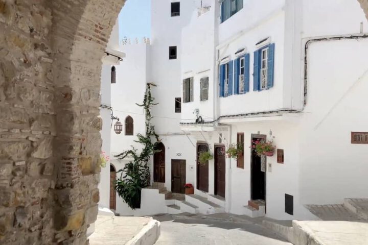 Traditionelle Häuser in der Medina von Tanger mit weißen Fassaden und blauen Fenstern